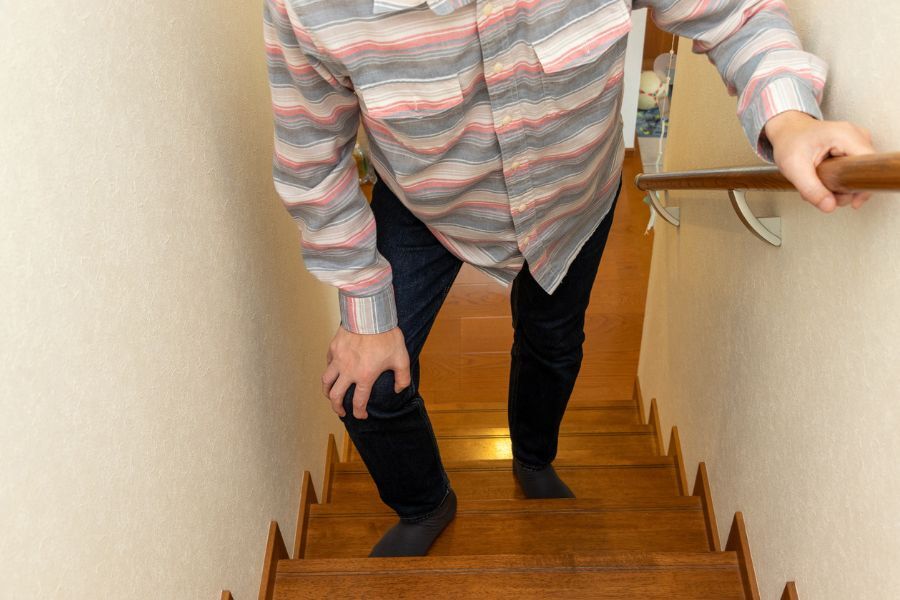 Πόνος στο γόνατο: όταν η σκάλα γίνεται τεστ καθημερινότητας